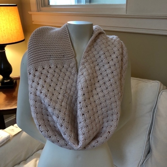 Banana Republic Accessories - Banana Republic Blush Knot Scarf